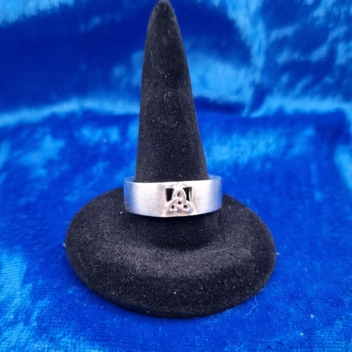 Ring size N 1/2  cut-out Celtic triquetra knot